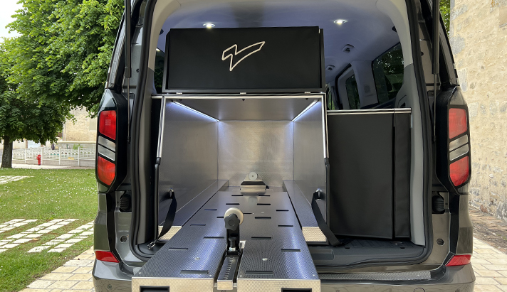 Azalee-sur-nouveau-Ford-Transit-interieur-catafalque