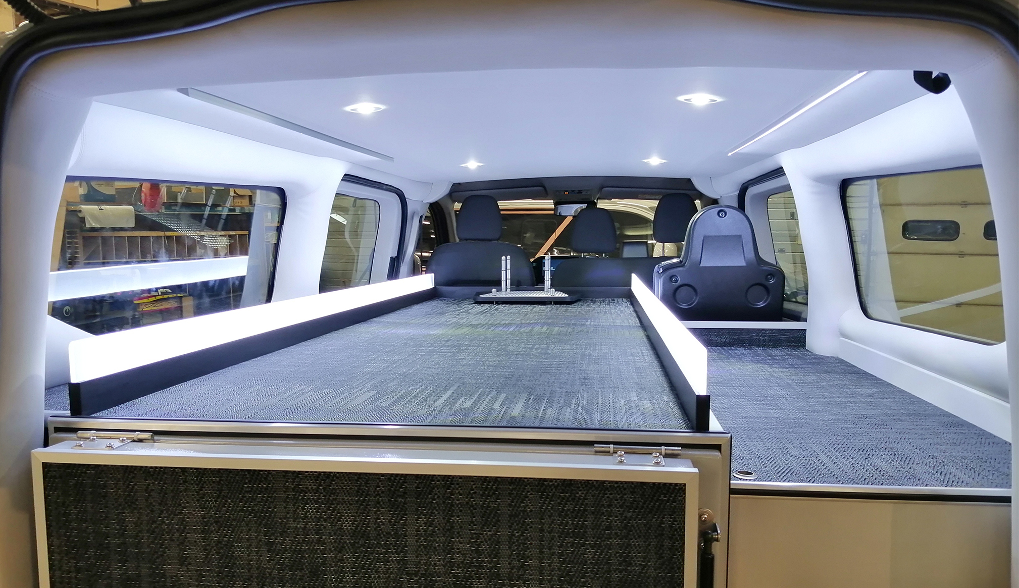 Intérieur lumineux nouveau Ford Transit Azalée