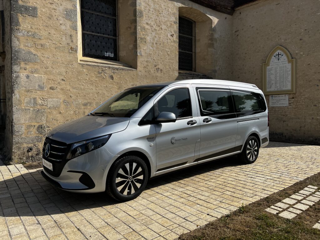 Corbillard de cérémonie Iris Luxe sur Mercedes Vito extra-long, vue avant du véhicule aménagé par COLLET.