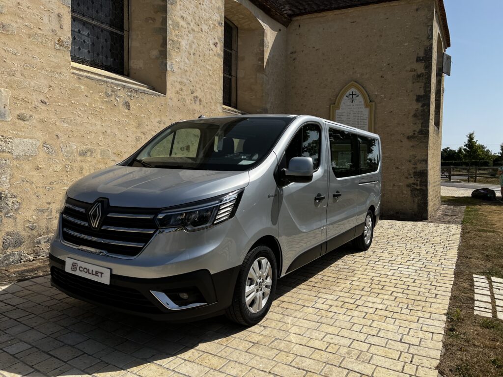 corbillard Renault Trafic Transport de corps équipé de notre aménagement Lys