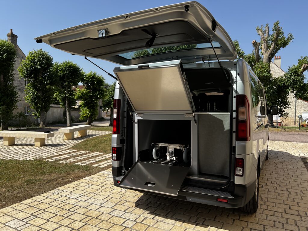 Corbillard Renault Trafic Transport de corps vu du hayon arrière avec l'aménagement LYS